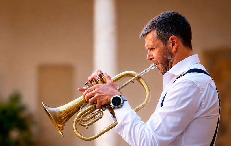 Bernat Xamena tocando la trompeta.